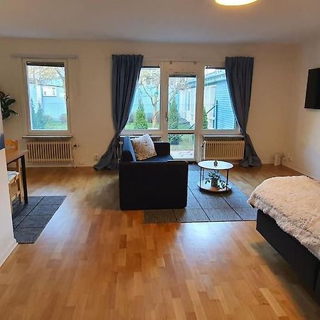 Apartment With Garden Near Metro! ストックホルム エクステリア 写真